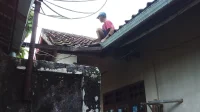 tukang memperbaiki atap genteng rumah