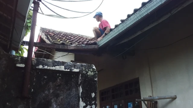 tukang memperbaiki atap genteng rumah