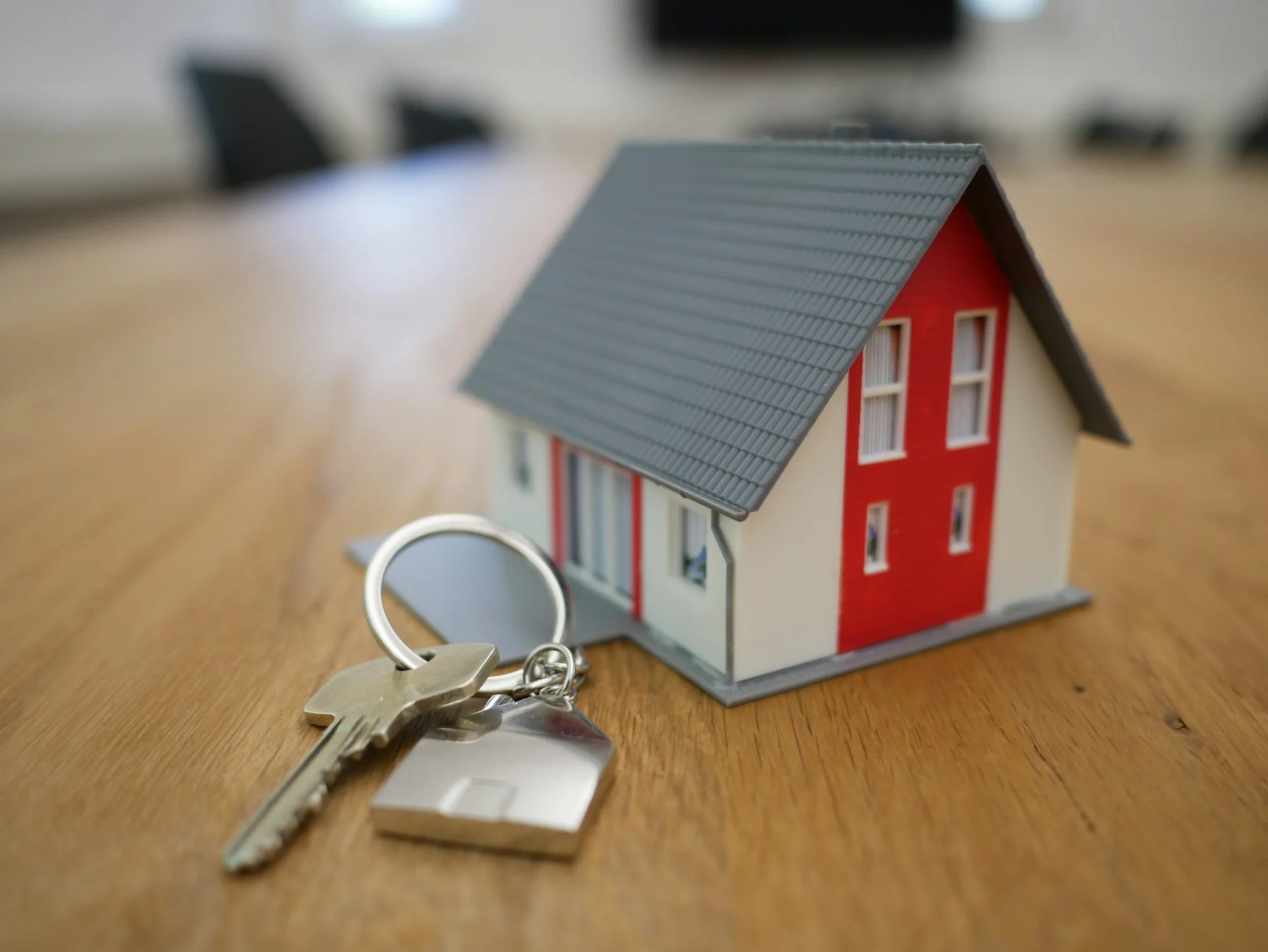perbedaan-shm-dan-hgb-rumah-dan-kunci Miniatur rumah dan kunci di atas meja kayu