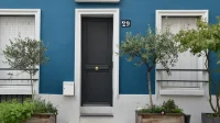 feng shui rumah: pintu depan lapang diapit tanaman