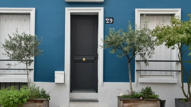 feng shui rumah: pintu depan lapang diapit tanaman