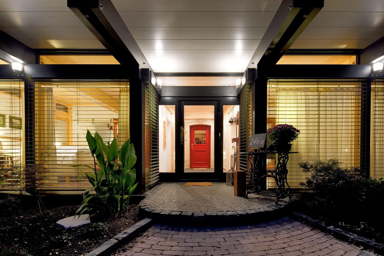 pintu utama rumah dengan teras terang