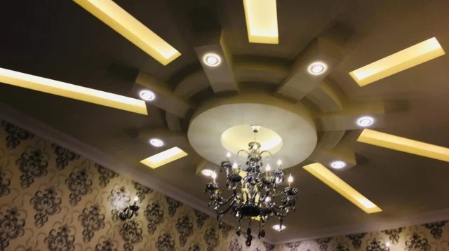 plafon PVC vs gypsum: plafon gypsum bertingkat dengan lampu LED