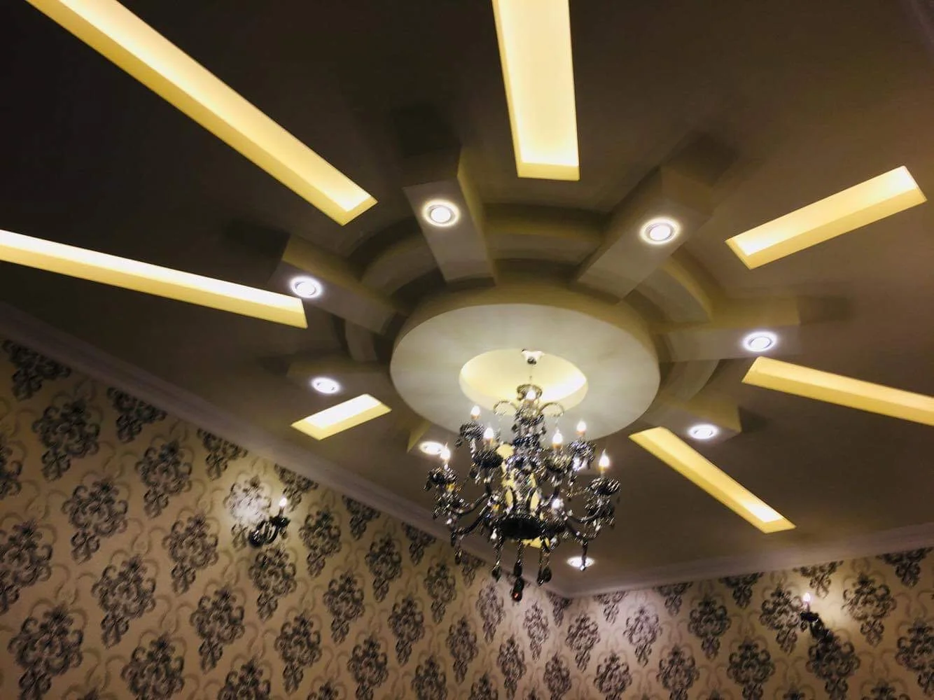 plafon PVC vs gypsum: plafon gypsum bertingkat dengan lampu LED