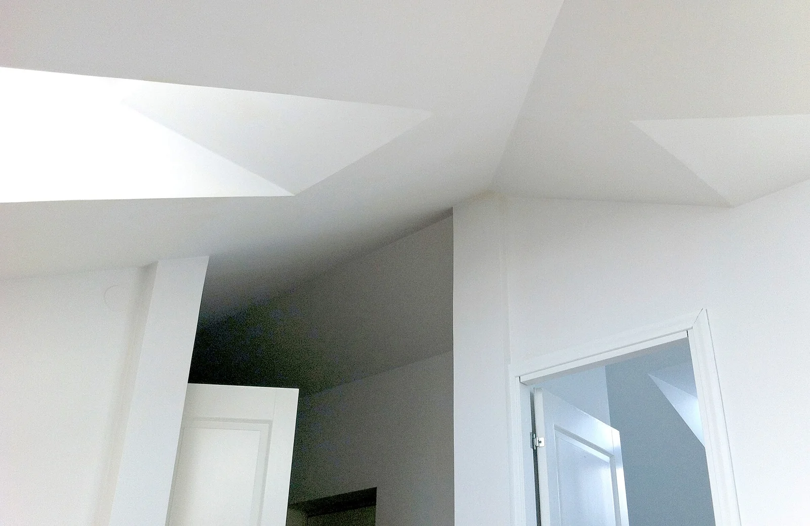 plafon gypsum putih rata di ruang loteng