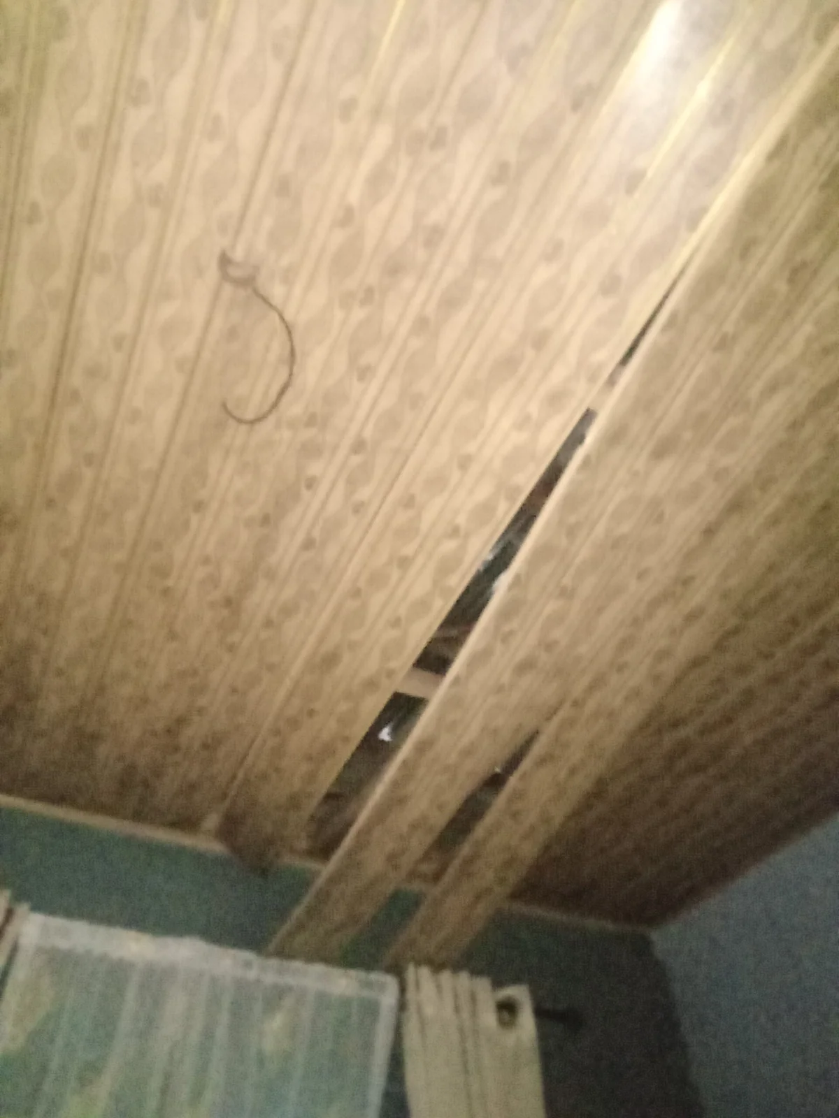 plafon PVC yang bilahnya lepas