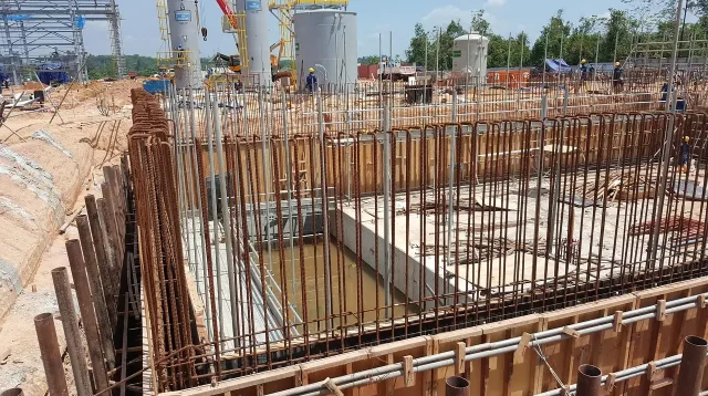tulangan besi dan bekisting struktur bawah di lokasi proyek