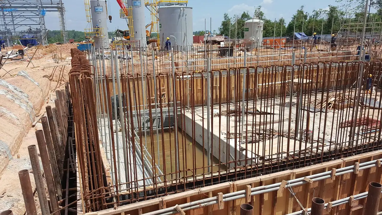 tulangan besi dan bekisting struktur bawah di lokasi proyek
