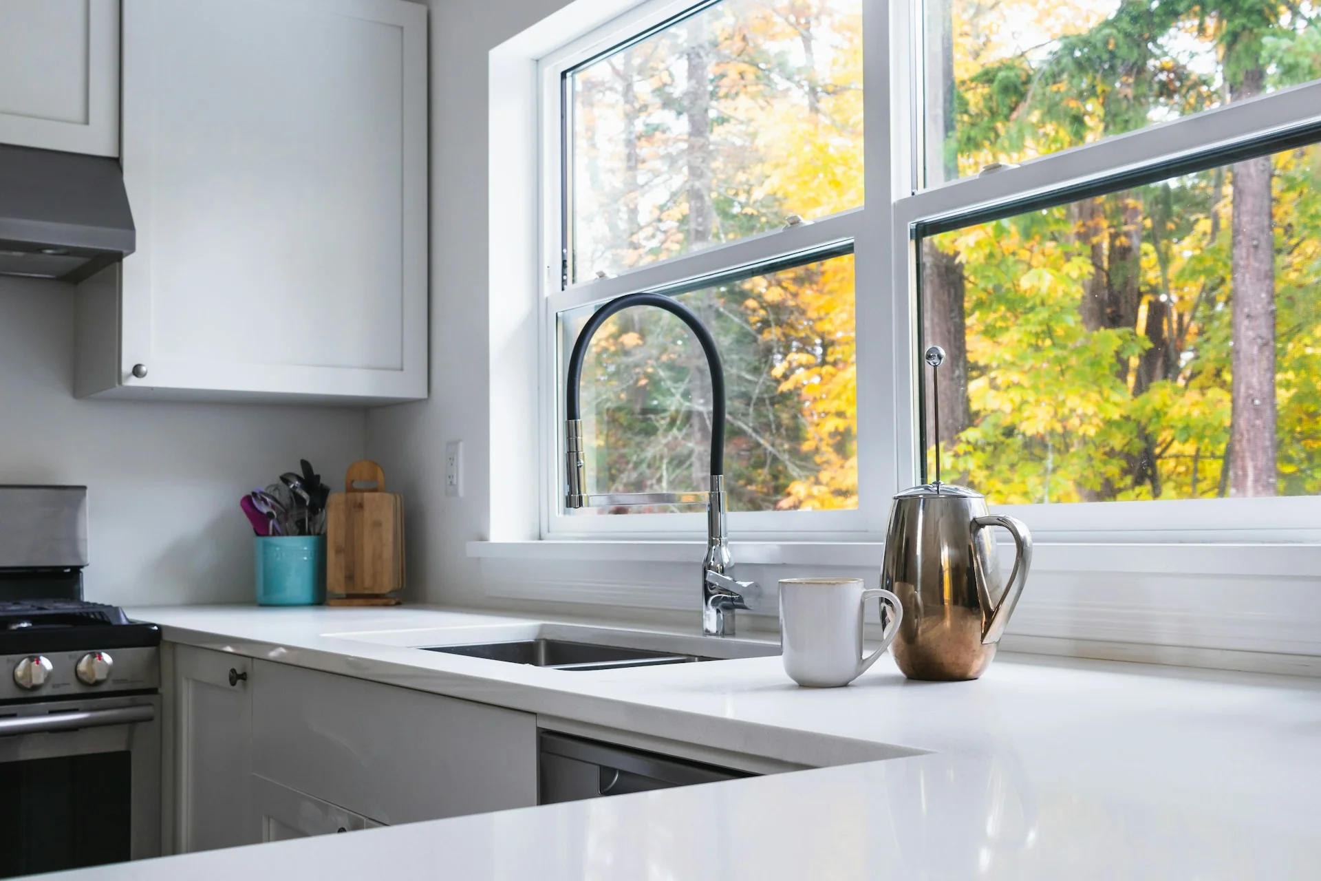 dapur dengan bak cuci dan kompor berdekatan