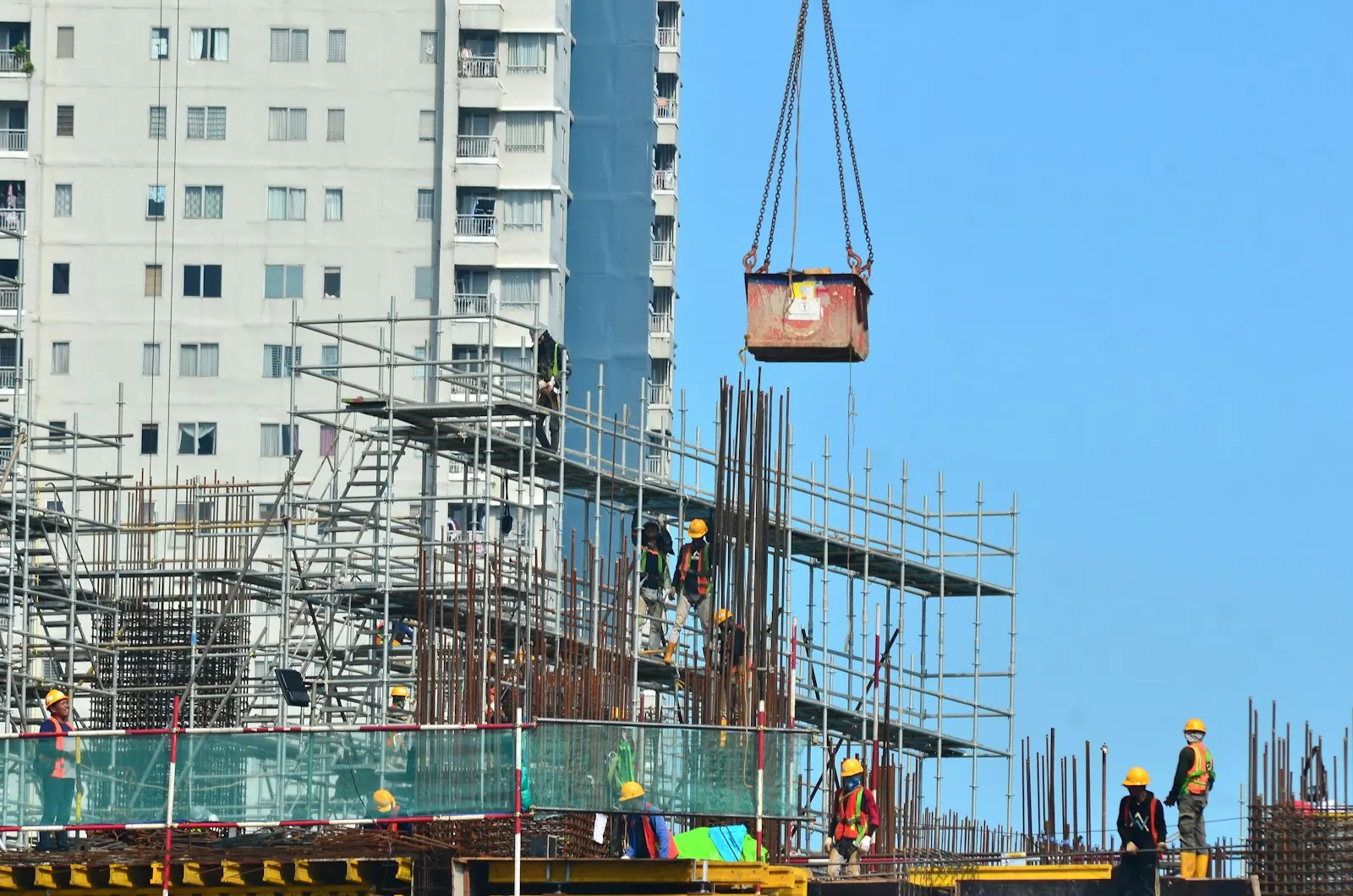 proyek-gedung-pekerja pekerja di proyek pembangunan gedung