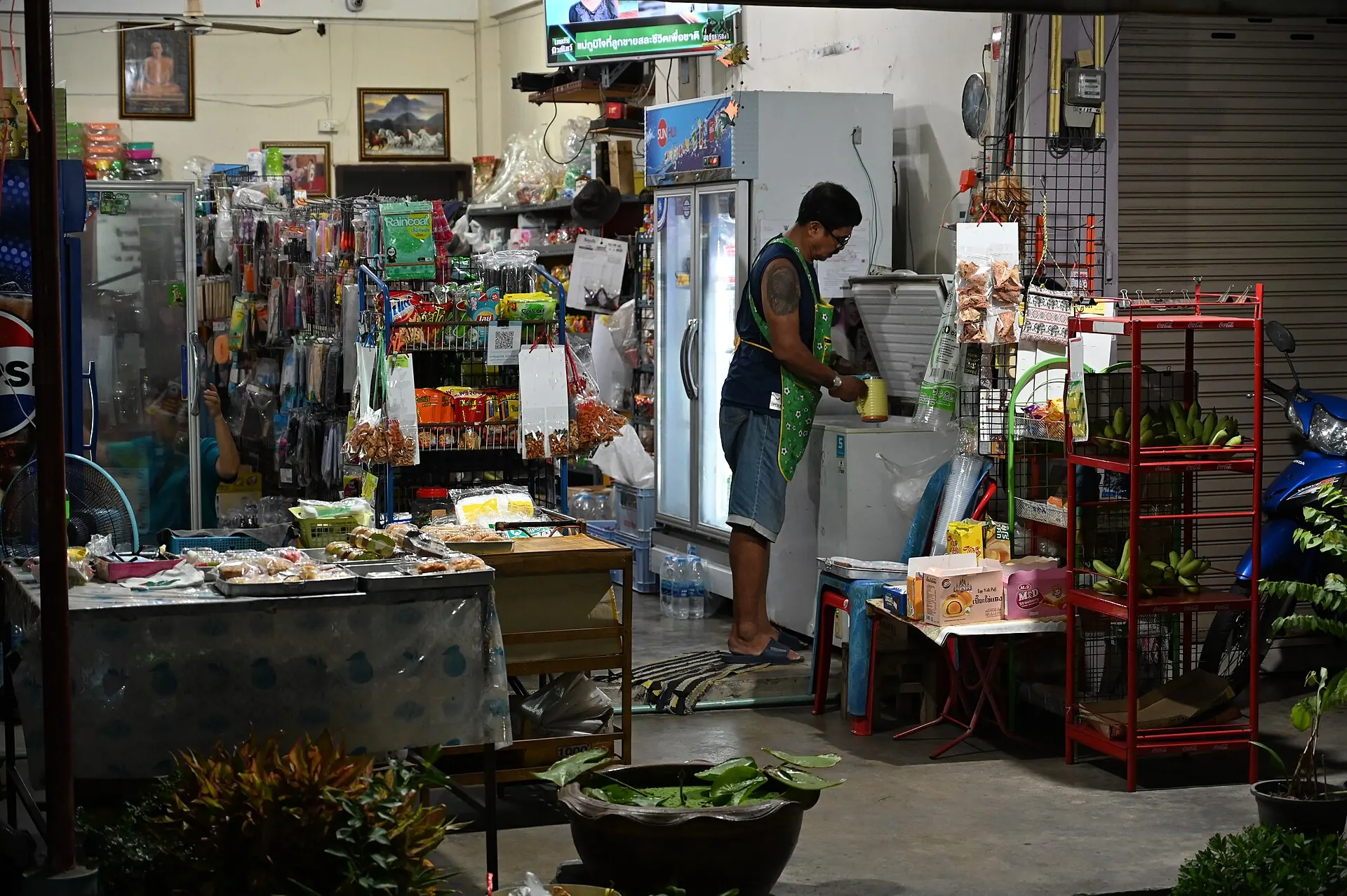 rak toko kelontong berisi makanan ringan dan kebutuhan rumah