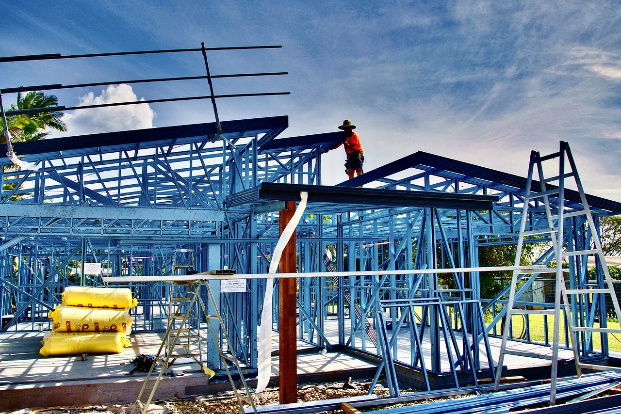 rangka atap dan dinding baja ringan rumah sedang dirakit