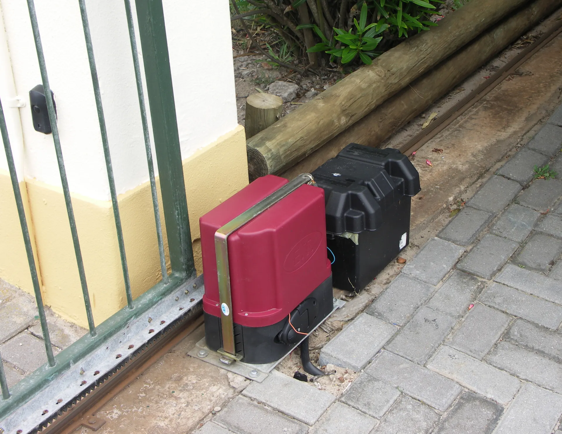 Rel lantai, gigi rack, dan motor penggerak pintu pagar sliding