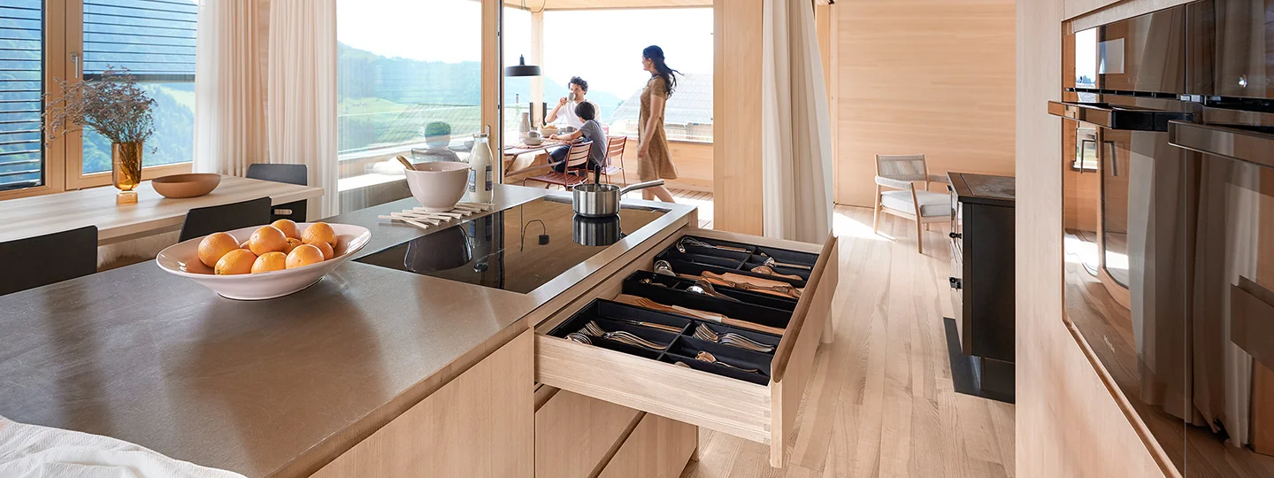 Laci kitchen set terbuka penuh dengan rel tersembunyi Blum MOVENTO