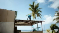 tiga pekerja memasang atap seng di rangka baja dekat pantai berpohon kelapa