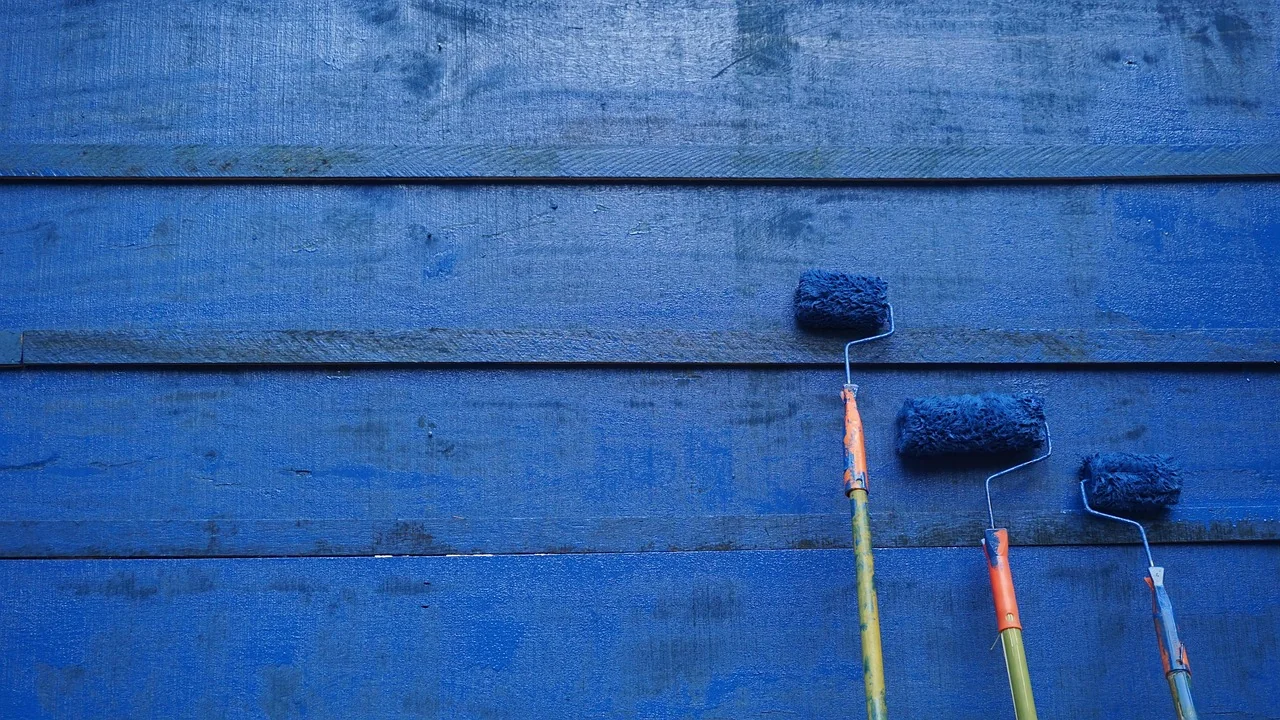 rol cat di dinding biru saat memilih jasa renovasi rumah