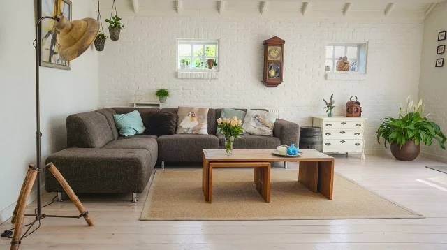 ruang keluarga modern dengan sofa