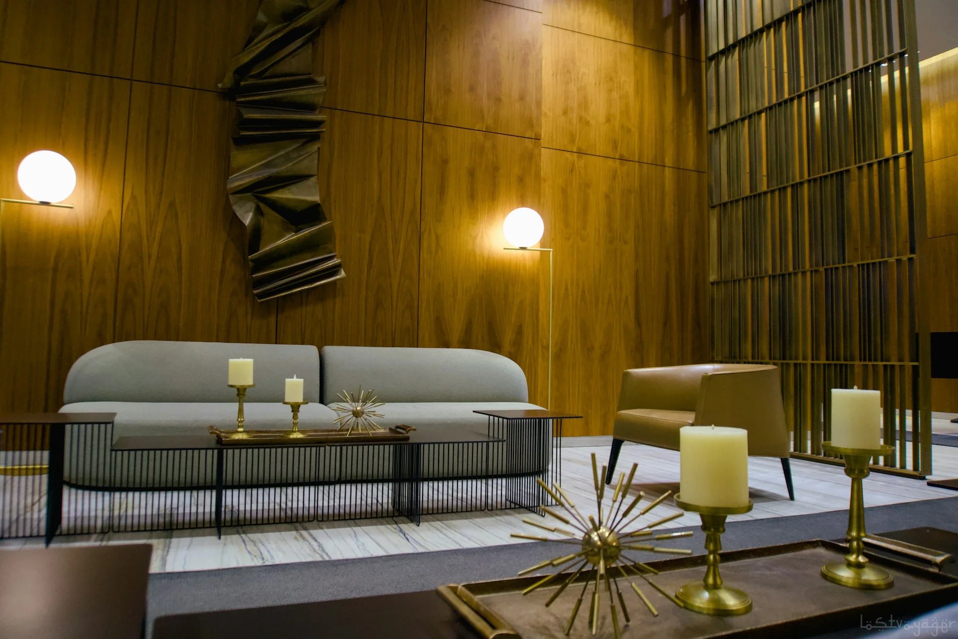 ruang tamu dengan dinding kayu dan furnitur elegan