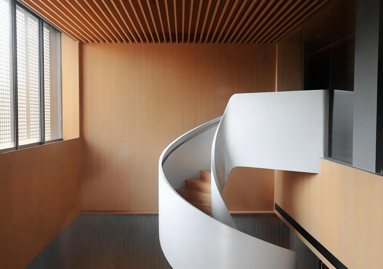 ruang-tamu-minimalis-tangga interior minimalis dengan tangga lengkung