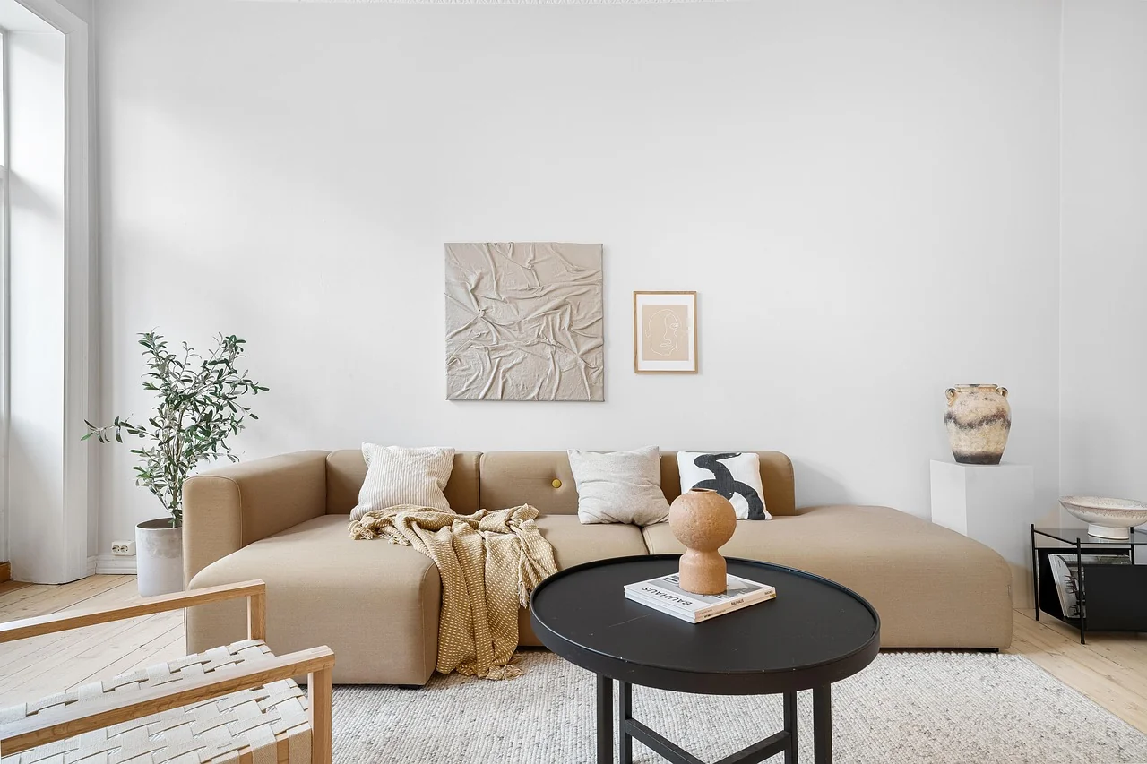 ruang tamu dengan sofa dan meja kayu