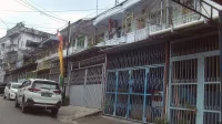 ruko-kanopi-jambi biaya kanopi carport rumah deret dengan mobil parkir di depan