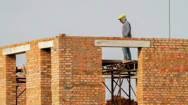 rumah bata merah dengan balok beton sedang dibangun, ilustrasi biaya bangun rumah per m2 Bekasi