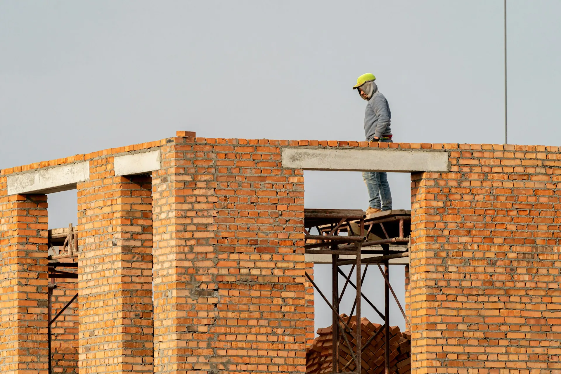 Rumah bata sedang dibangun rumah bata merah dengan balok beton sedang dibangun, ilustrasi biaya bangun rumah per m2 Bekasi