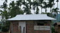 rumah berdinding bata dengan rangka beton yang sedang dibangun