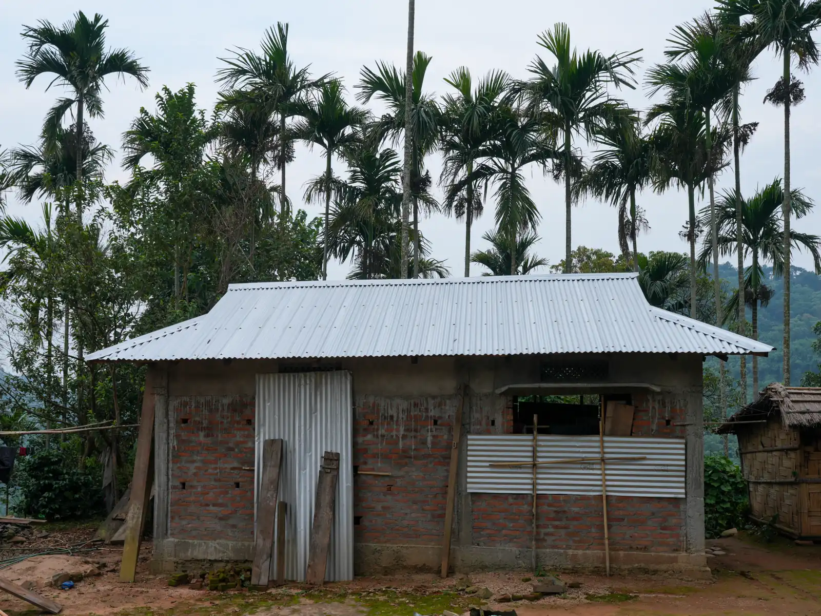 rumah berdinding bata dengan rangka beton yang sedang dibangun