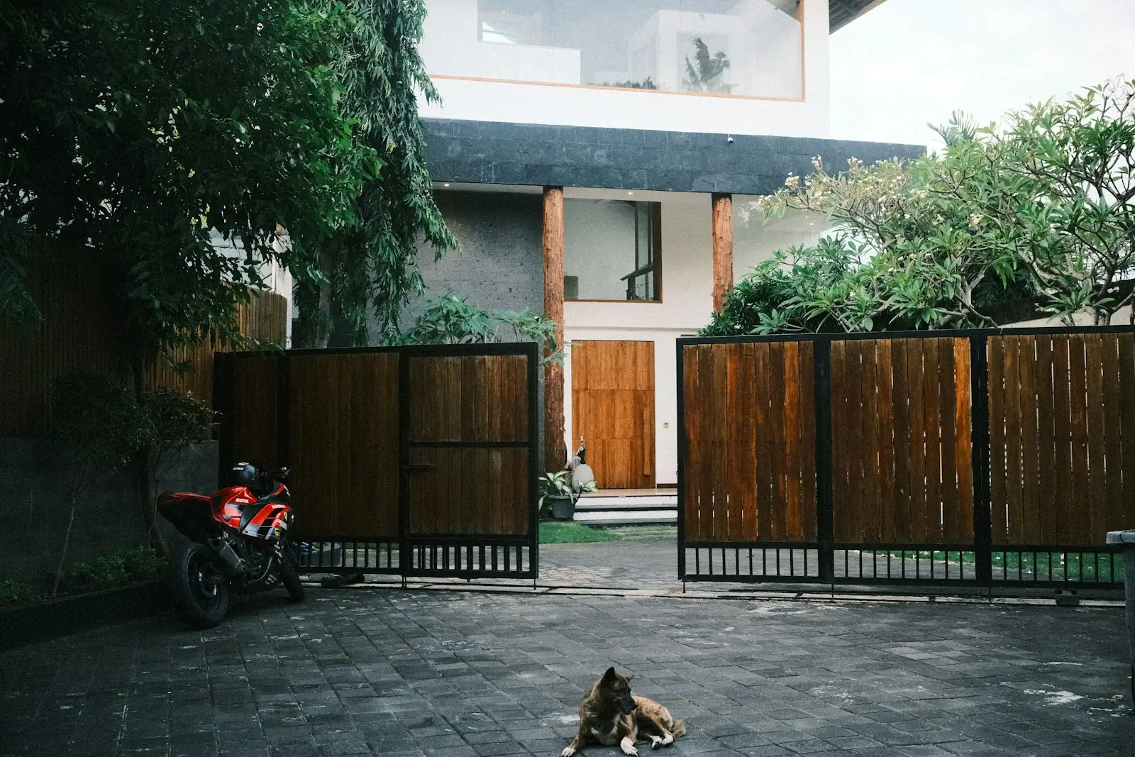 rumah-dua-lantai-tropis-pagar-kayu rumah dua lantai tropis dengan pagar kayu