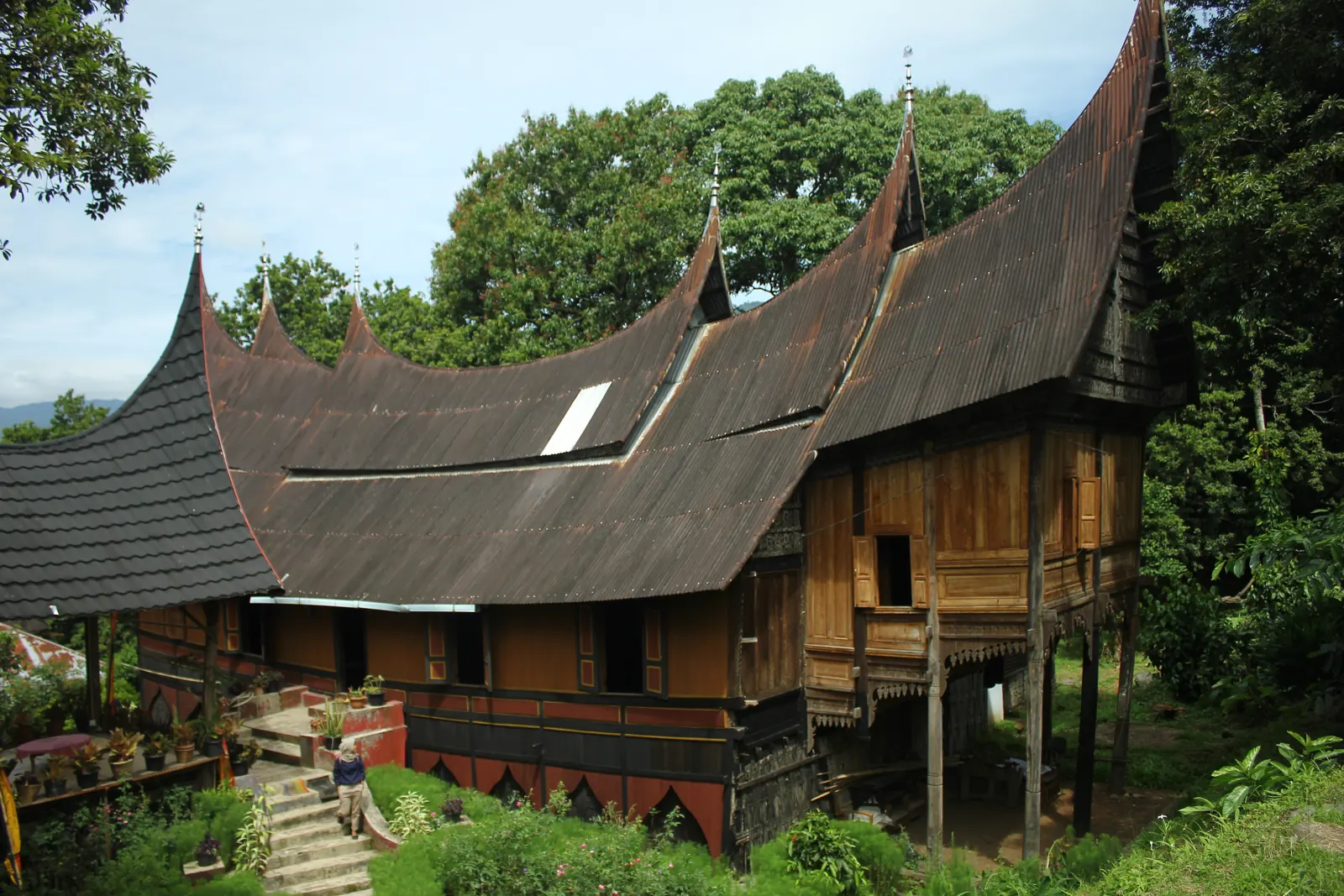 Rumah Gadang panggung beratap gonjong ijuk di Sumpu, Sumatra Barat