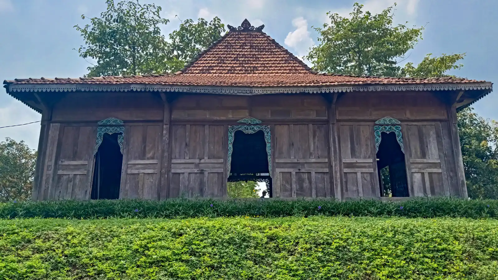 rumah adat Joglo kayu beratap genteng tinggi berbentuk piramida