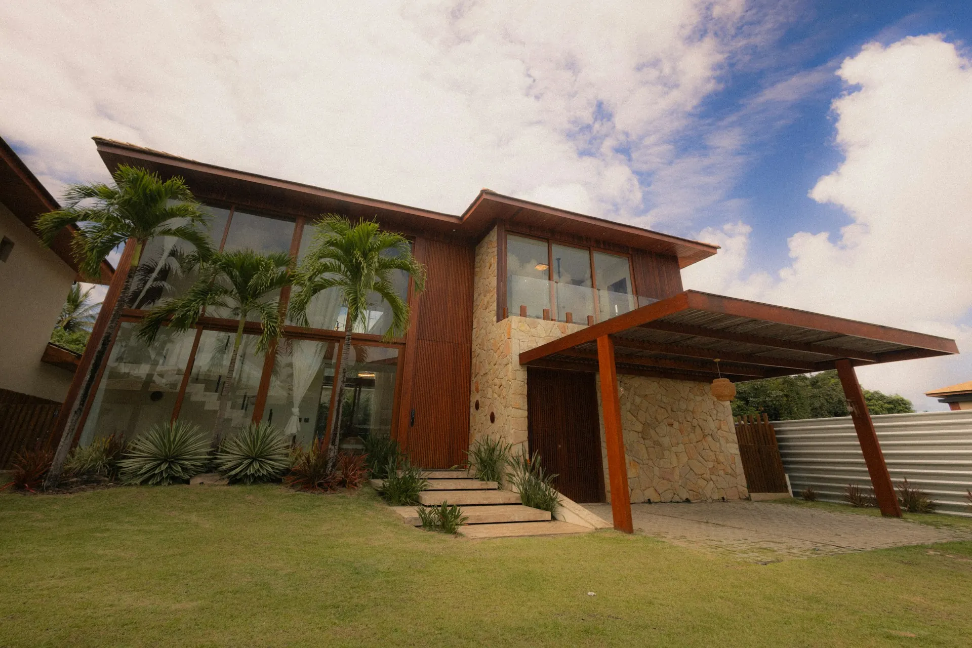 rumah kayu modern dengan pohon palem