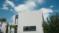 rumah-modern-putih-jendela-besar rumah modern putih dengan jendela besar dan pohon palem