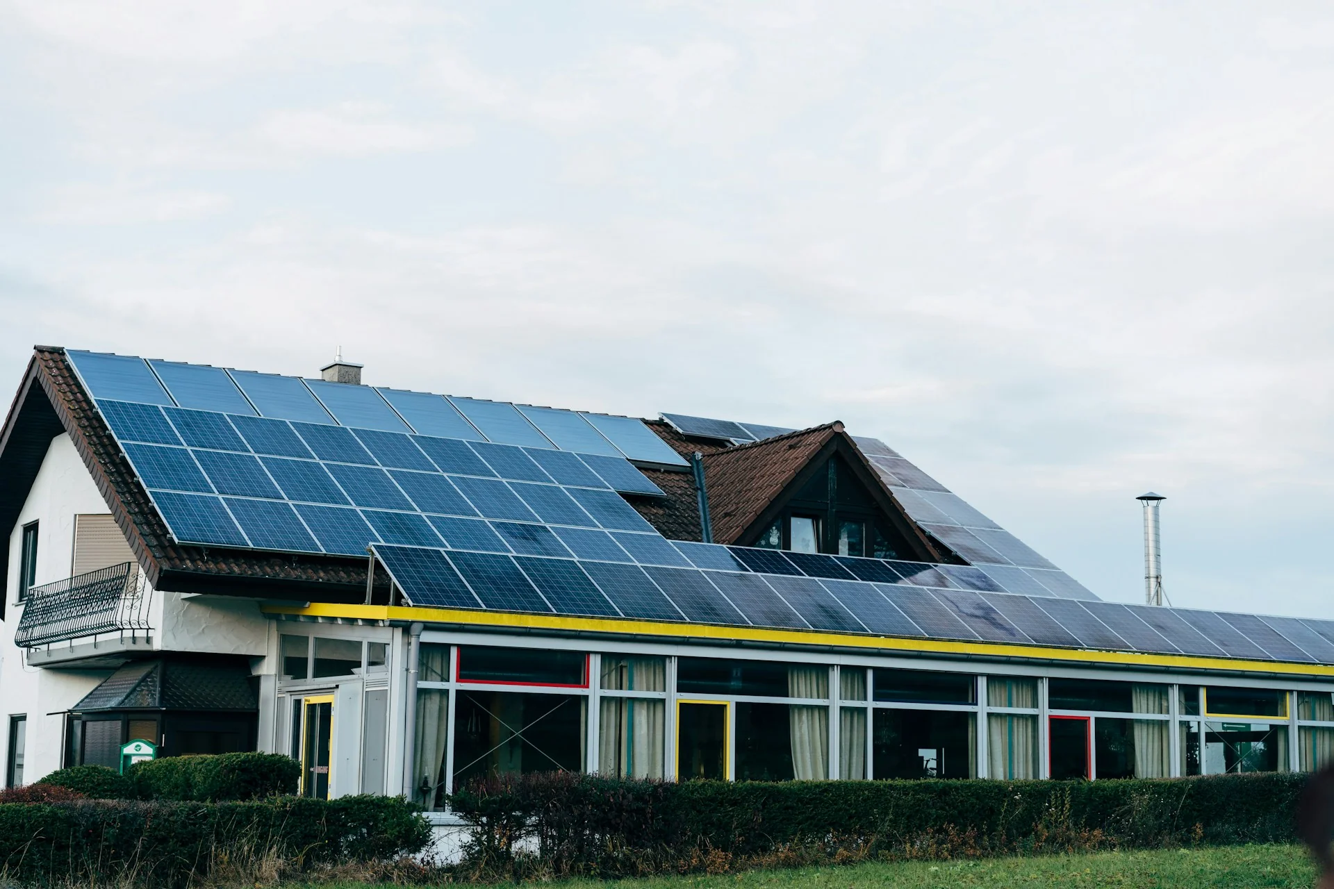 rumah dengan panel surya di atap