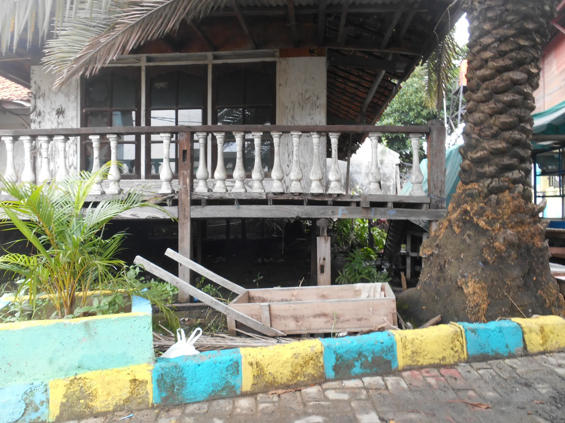 Rumah panggung Betawi dengan kolong terbuka dan pagar teras berbaluster di Kampung Marunda Pulo, Jakarta Utara