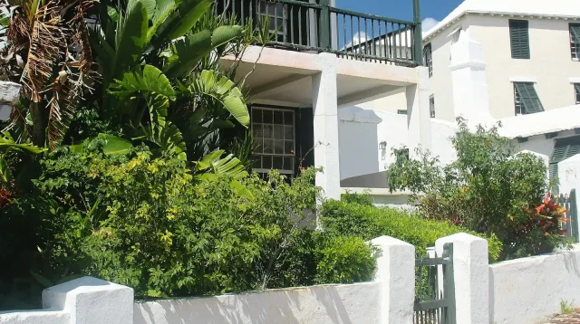 rumah bercat putih dengan taman tropis