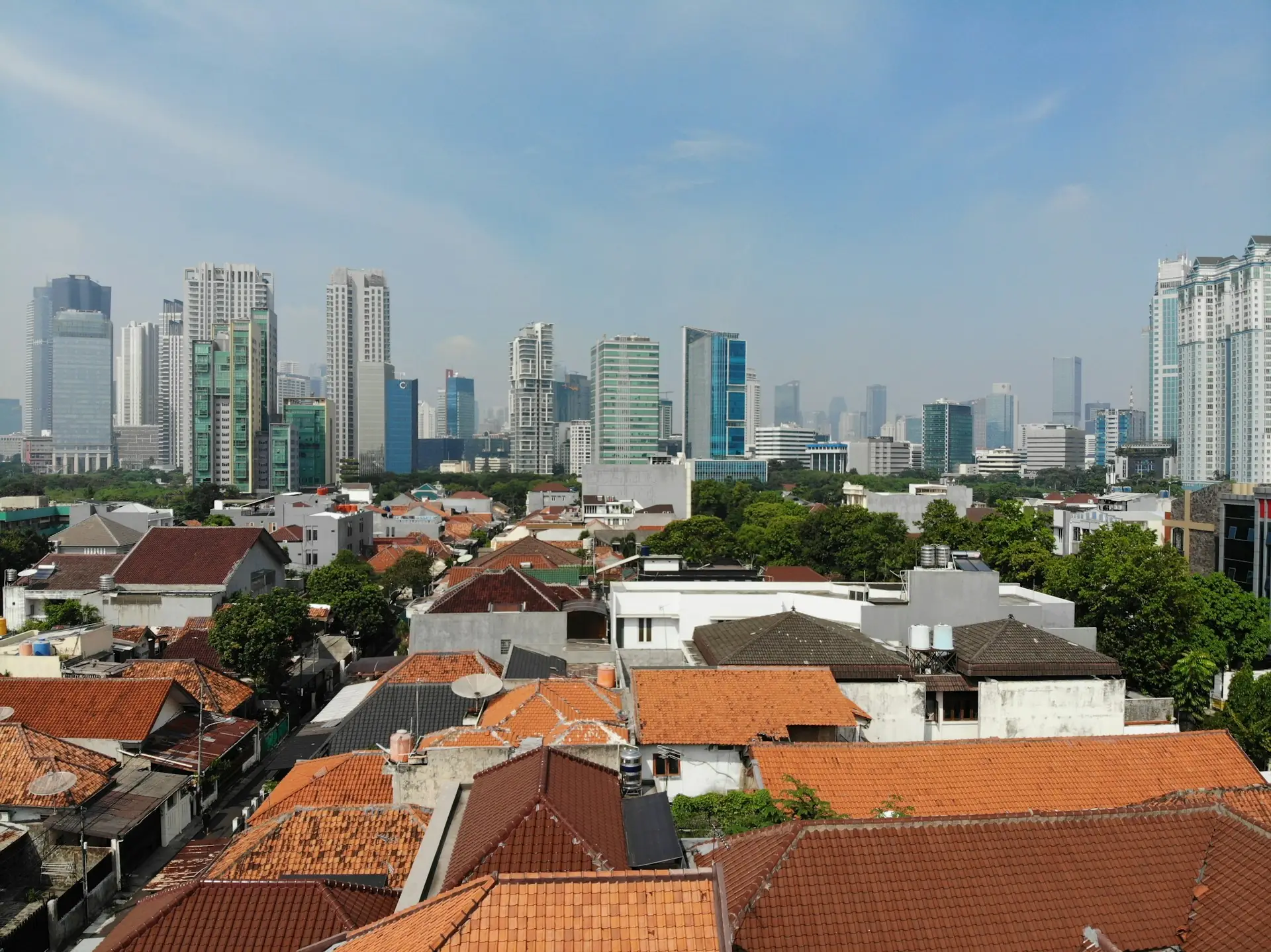 Deretan atap permukiman lama di Jakarta, ilustrasi rumah sudah jadi belum ada PBG