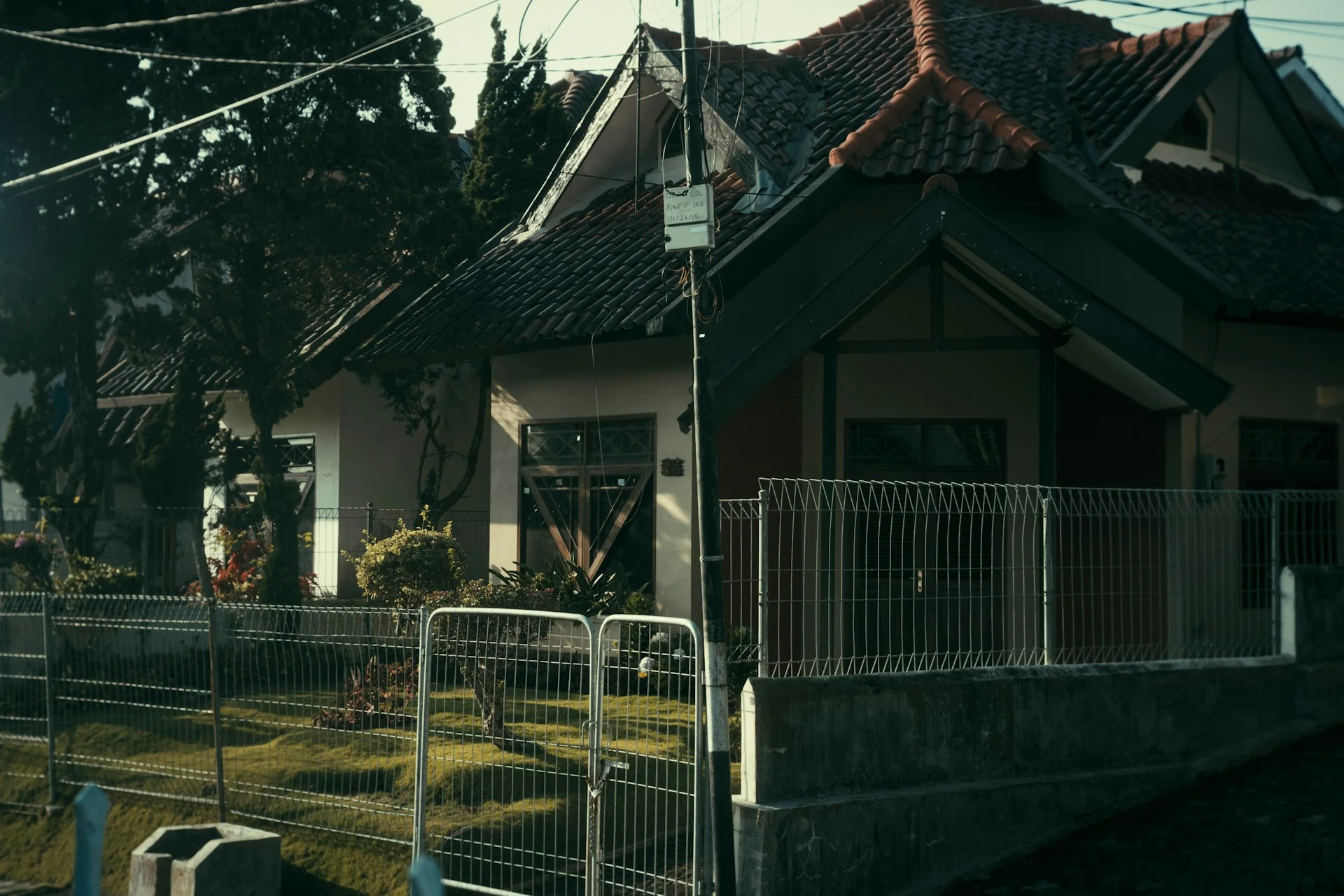 rumah-tapak-pagar-depan rumah tapak dengan pagar dan gerbang