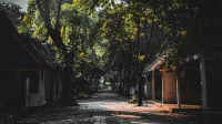 Jalan berpaving teduh diapit rumah-rumah lama beratap genteng