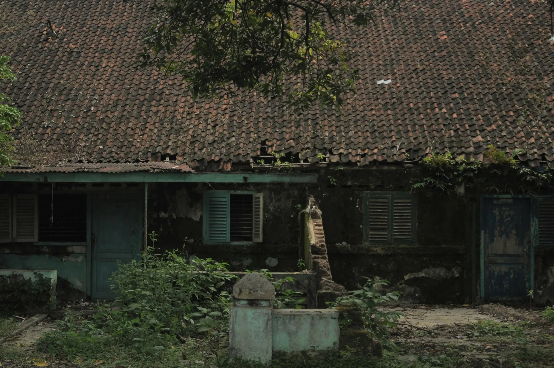 Rumah tidak punya IMB yang sudah tua, atap genteng dan dinding mulai rusak