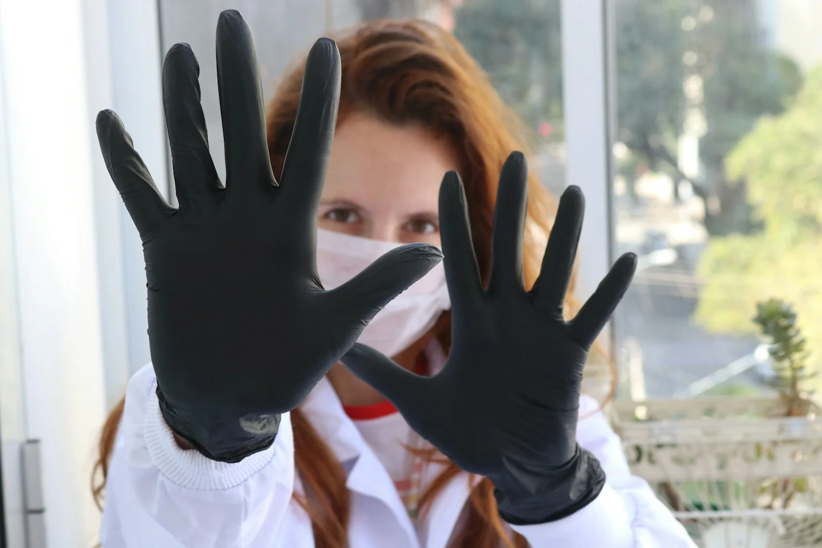 sarung tangan karet dan masker pelindung