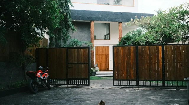 slf-rumah-tinggal-rumah-dua-lantai Rumah tinggal dua lantai berpagar kayu yang sudah dihuni