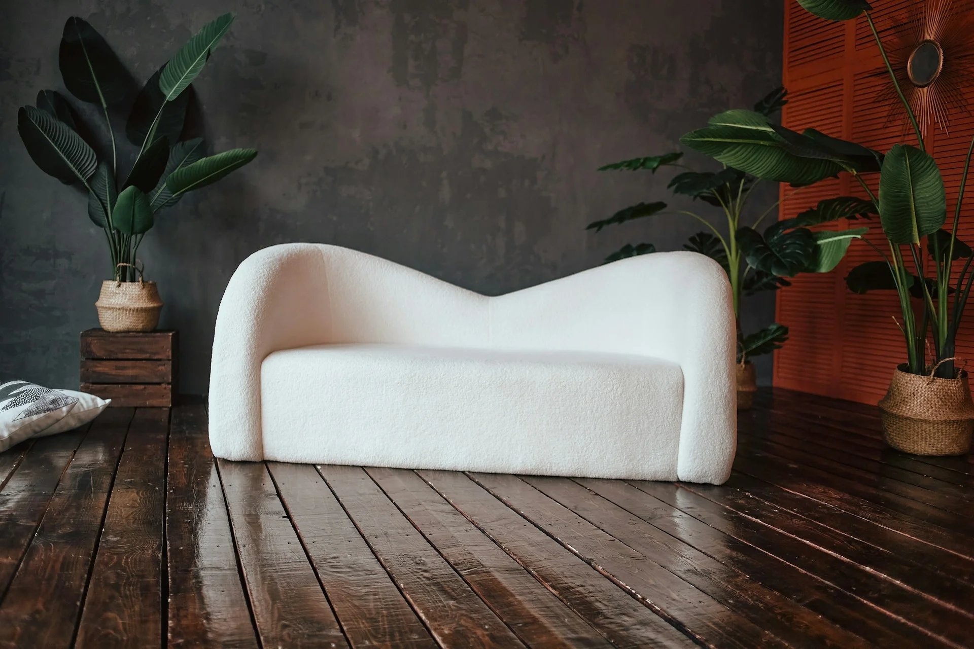 sofa putih berlekuk di ruang tamu