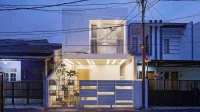 desain rumah lahan sempit Splow House tiga lantai di Tebet dengan fasad putih dan kanopi