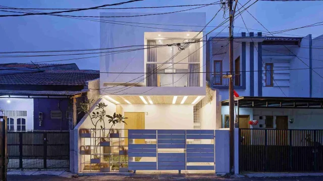 desain rumah lahan sempit Splow House tiga lantai di Tebet dengan fasad putih dan kanopi