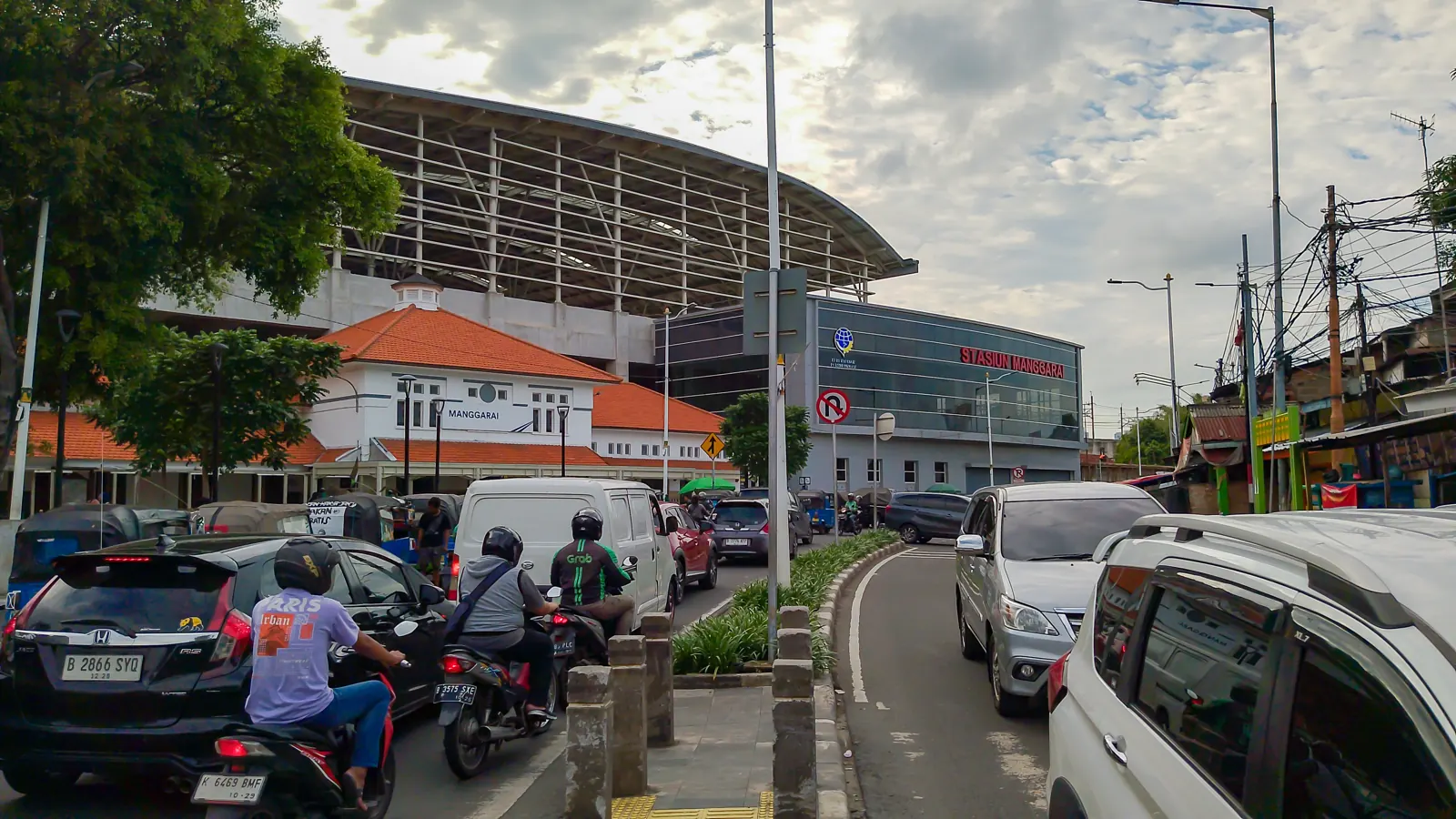 pintu timur Stasiun Manggarai dengan bangunan lama dan gedung stasiun baru