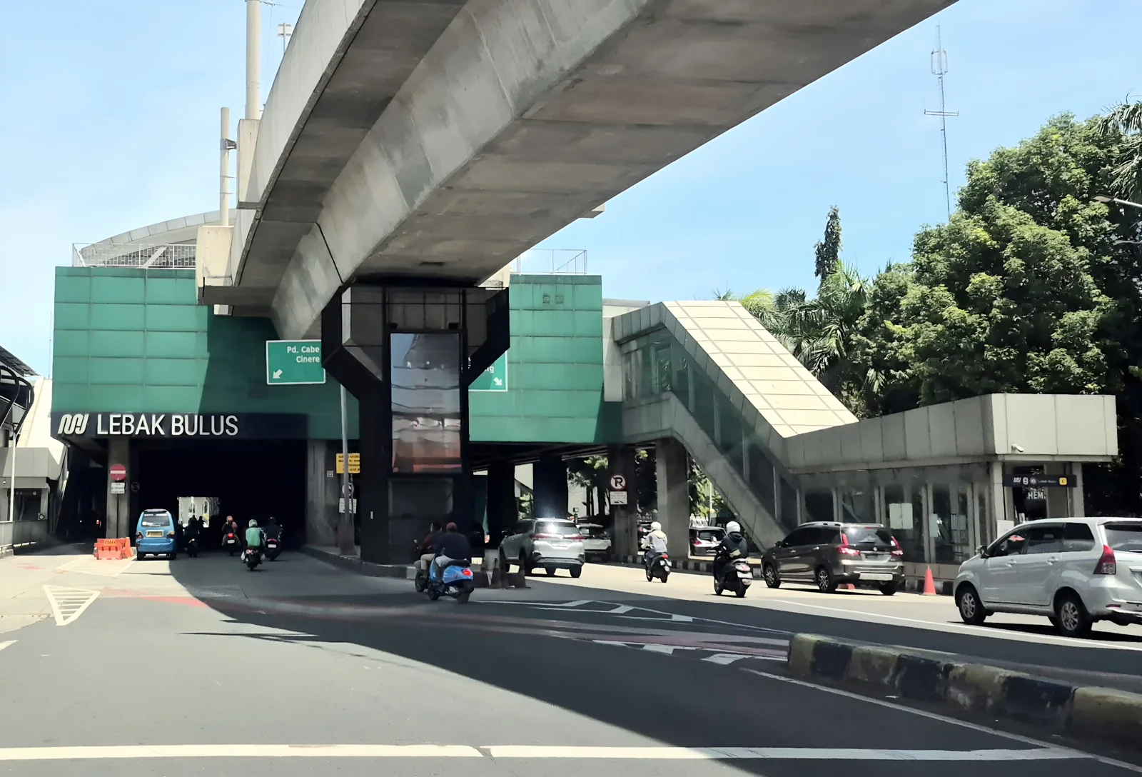 Stasiun MRT Lebak Bulus di kawasan TOD Jakarta dengan jalur layang di atas jalan