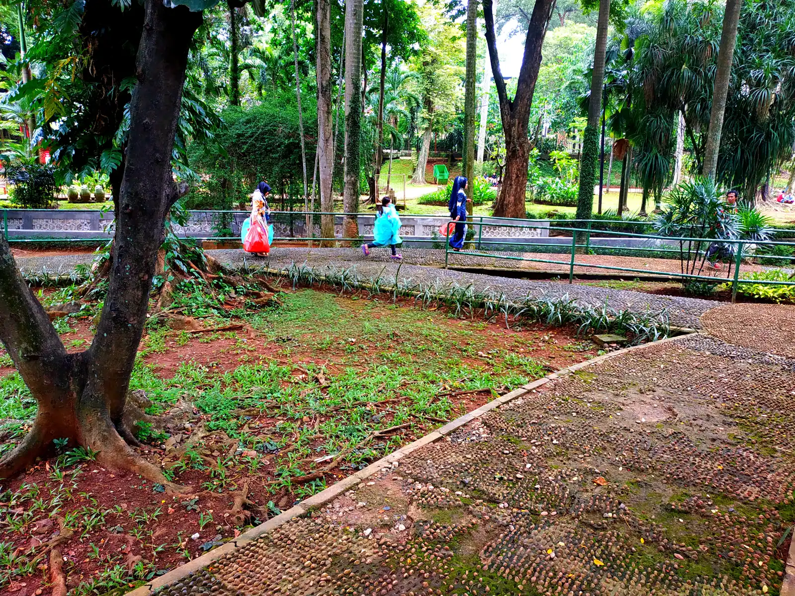 jalur pejalan kaki di Taman Langsat Jakarta Selatan