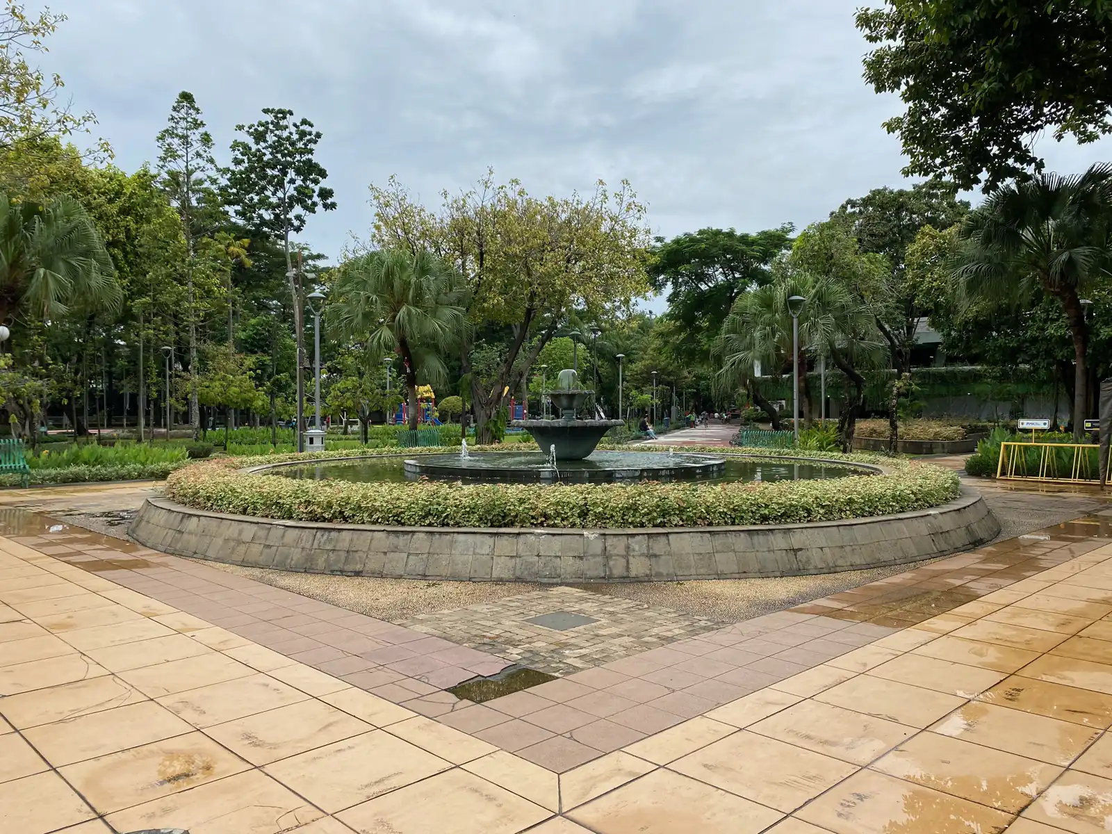 air mancur dan plaza Taman Menteng Jakarta Pusat